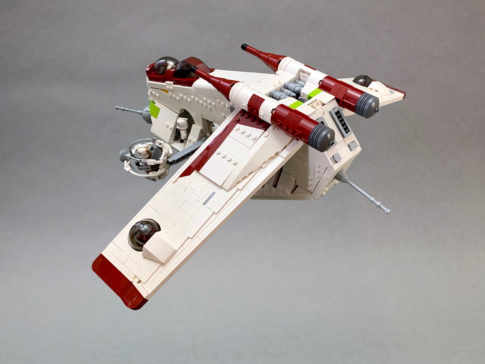 Wait, a not-grey Star Wars spaceship? - The Brothers Brick | The