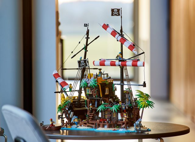 LEGO-Ideas-21322-Pirates-of-