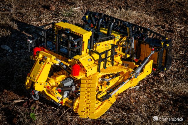 LEGO Technic 42131 Cat D11 Bulldozer [Review] - The Brothers Brick