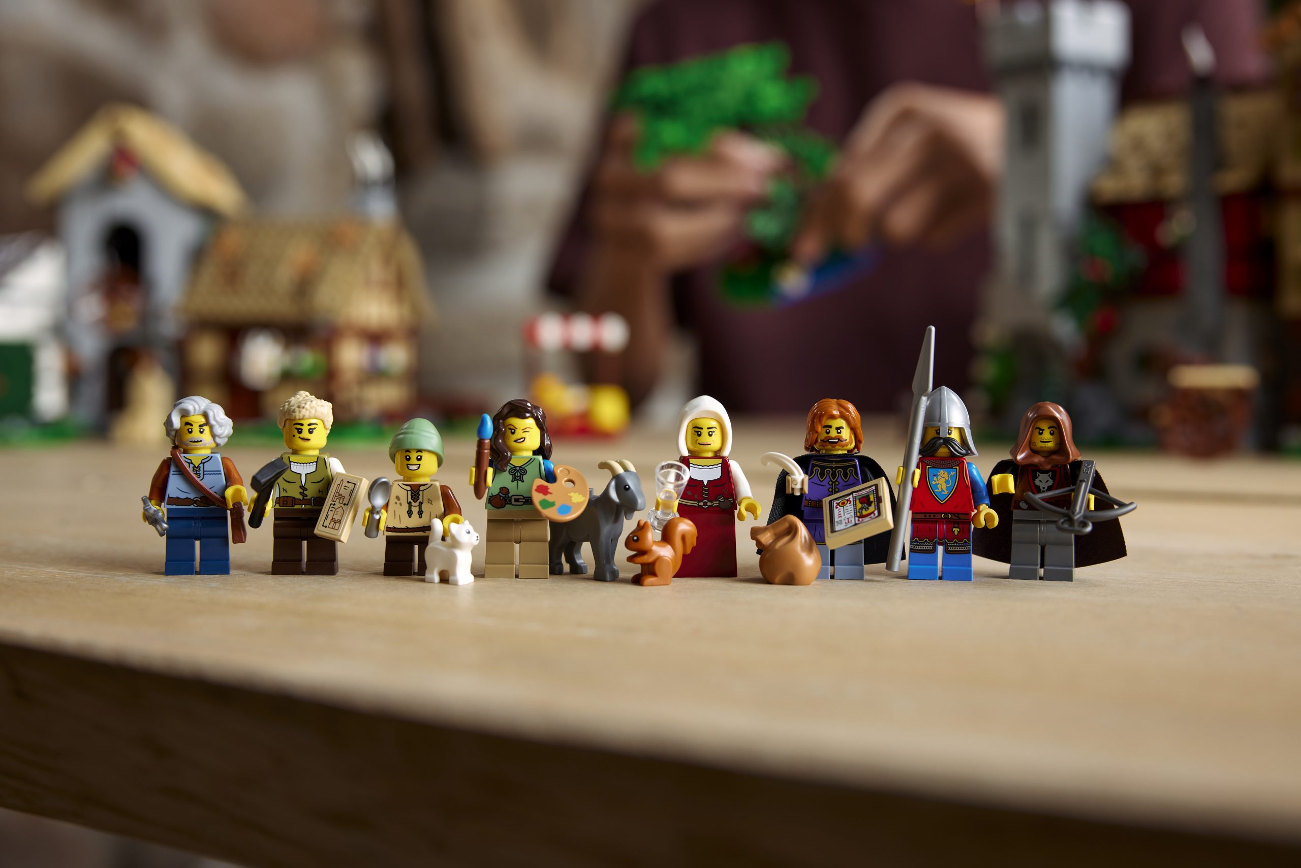 聖 10332 LEGO Icons Medieval Town Square unveiled with over 3,000
