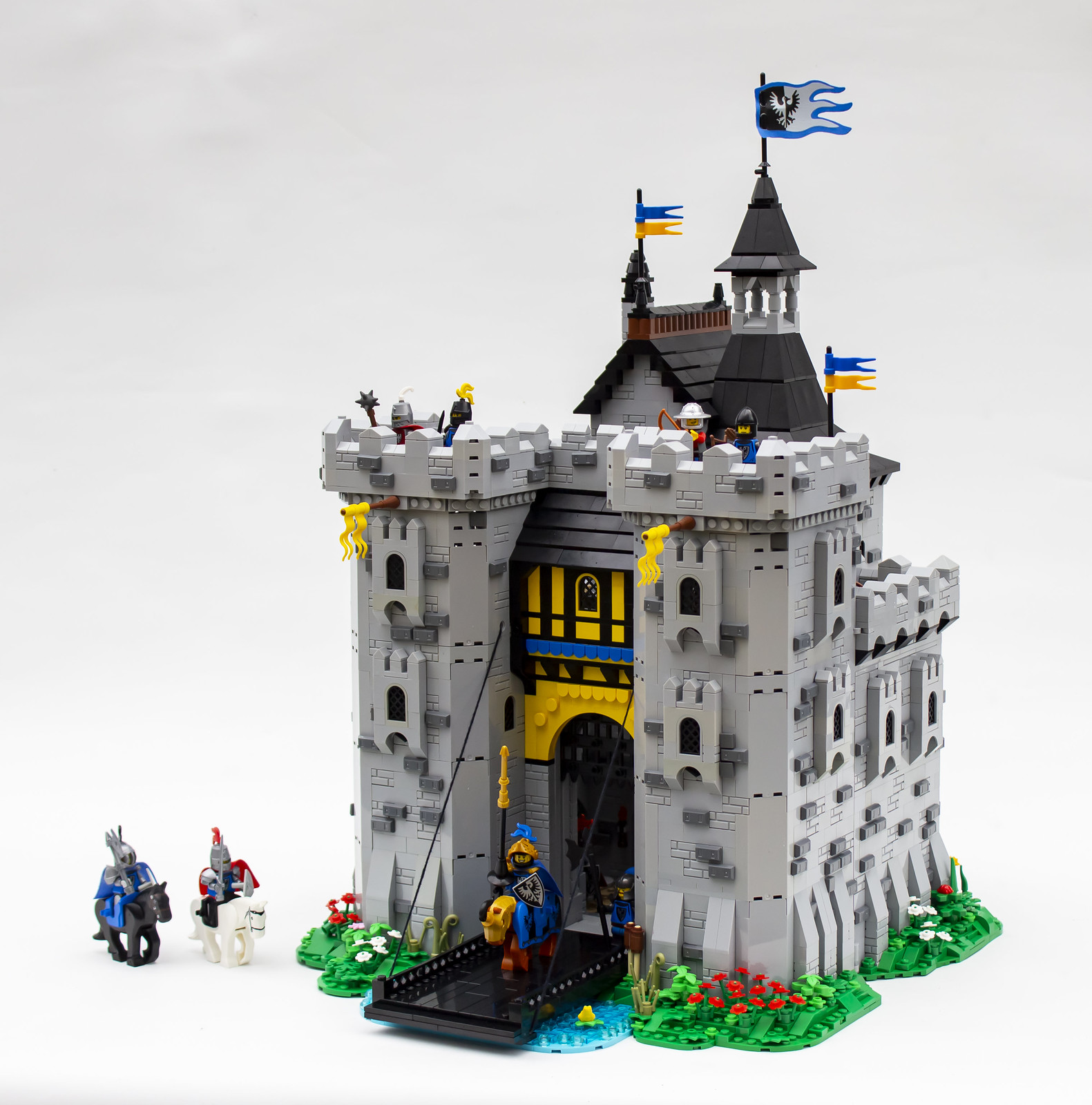 特撮 castle A castle as classic as can be - The Brothers Brick | The Brothers