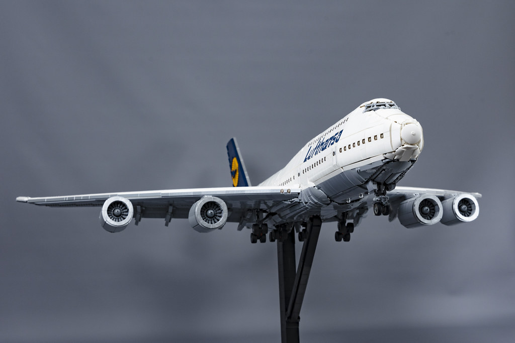 This motorized LEGO Boeing 747-8 truly soars - The Brothers Brick