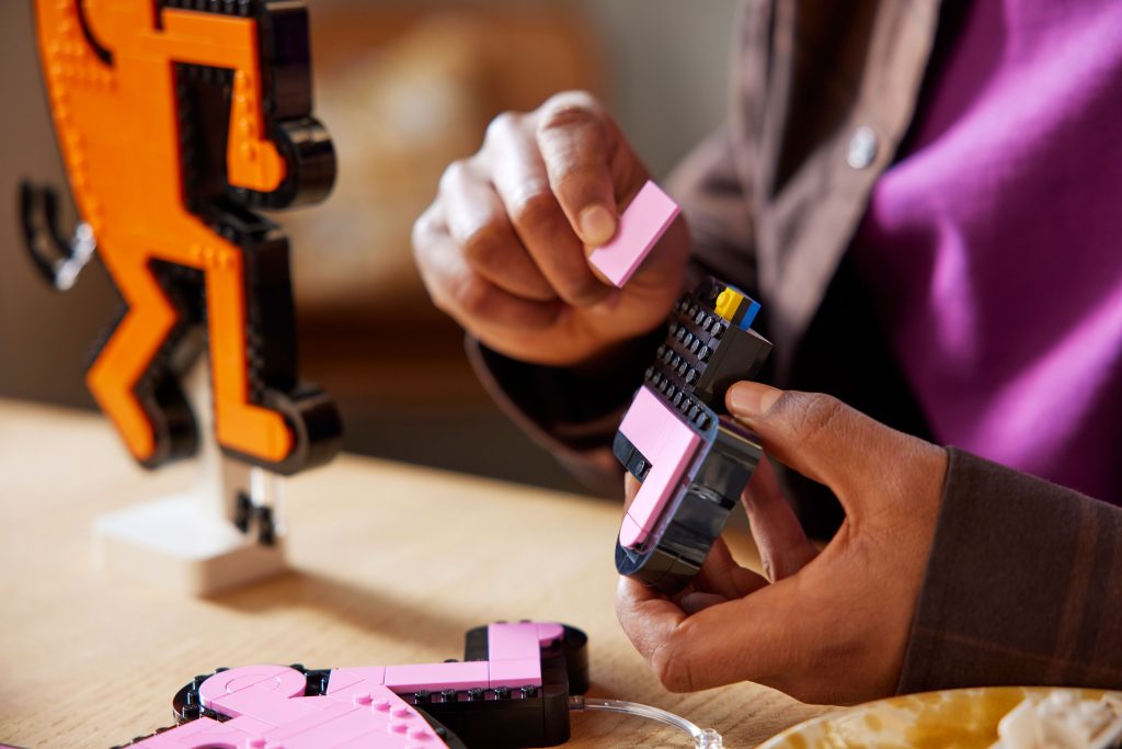 LEGO Art breaks free from the frame with 31216 Keith Haring