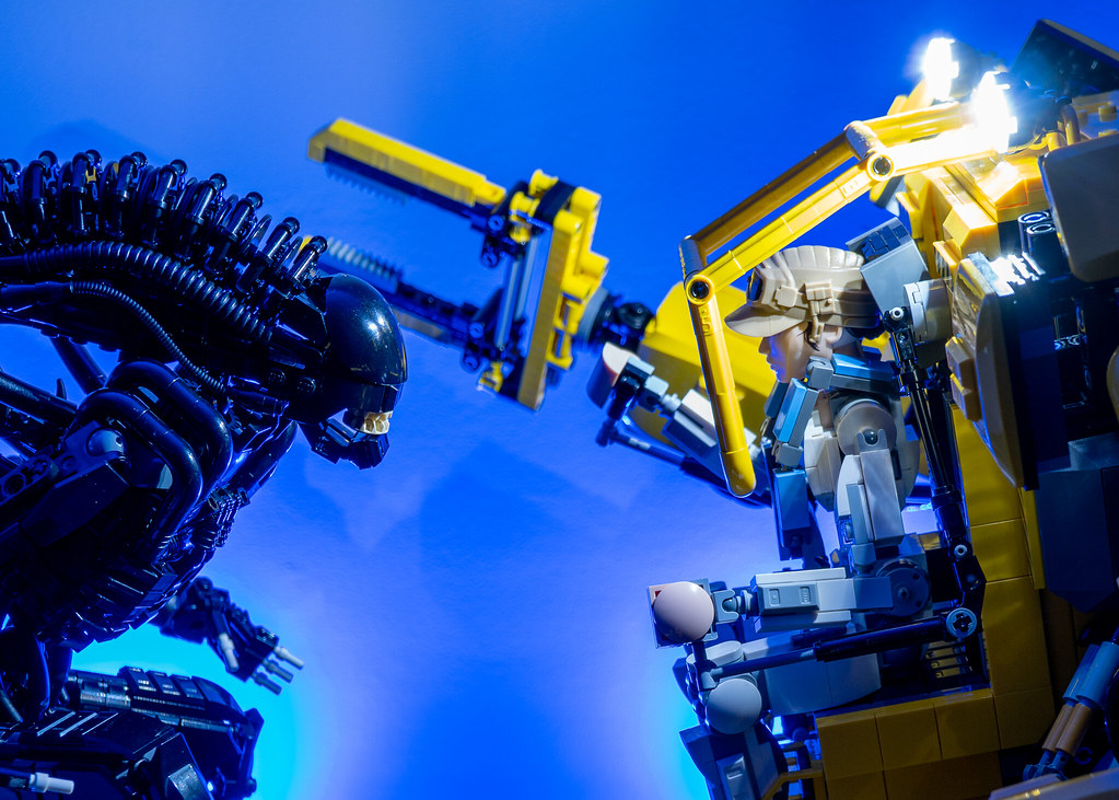 Massive power loader takes on enormous Xenomorph in LEGO sci-fi