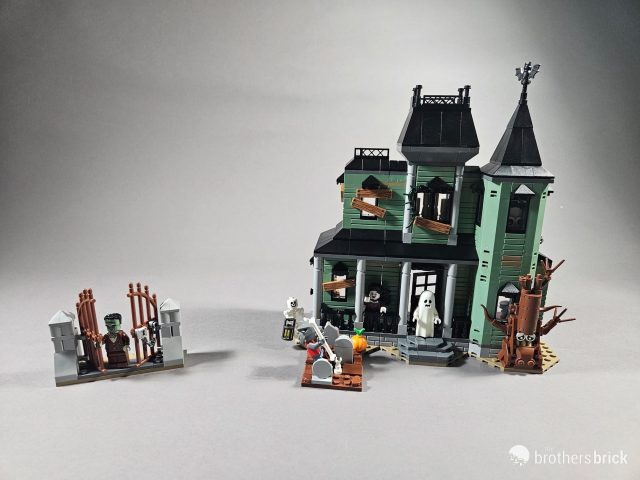 LEGO Creator 3-in-1 31167 Haunted Mansion: Ghosts, graveyards, and
