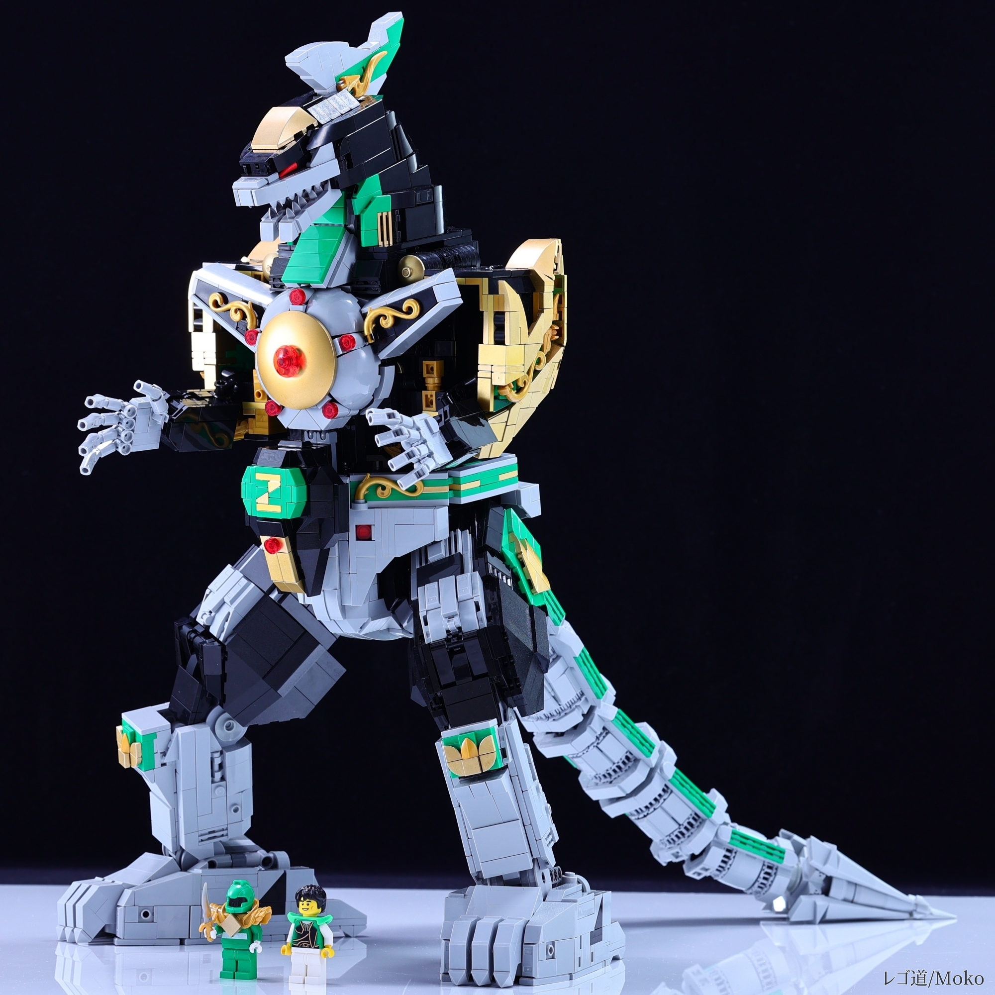 マコ Moko's LEGO Dragonzord merges with Mighty Morphin' Megazord - The